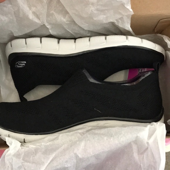 Skechers black and white shoes - Picture 3 of 6